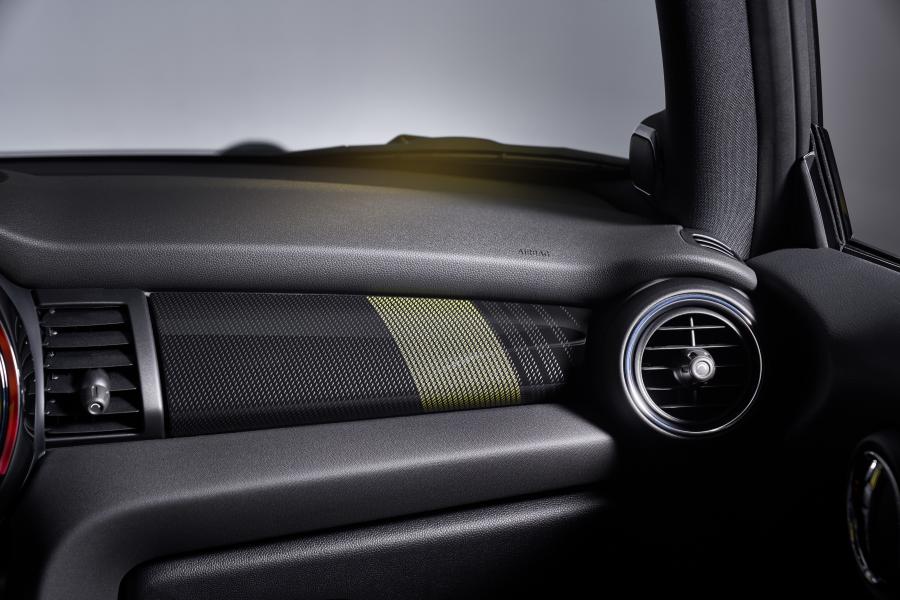 Детали интерьера Mini Cooper SE (F56) 2019 года  (WW) (фото 86 из 132)
